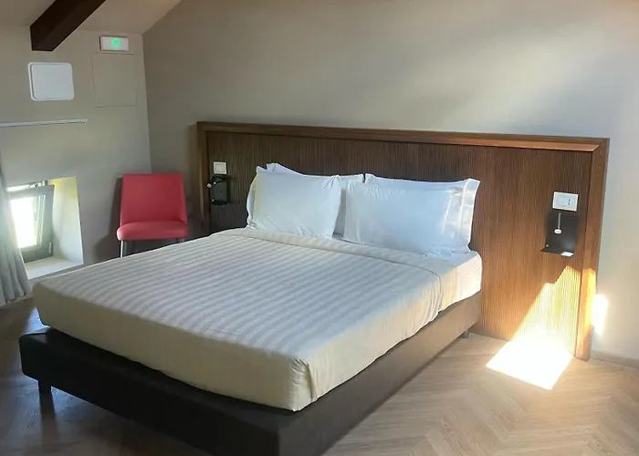Cascina La Badia 4* Montegrosso dʼAsti